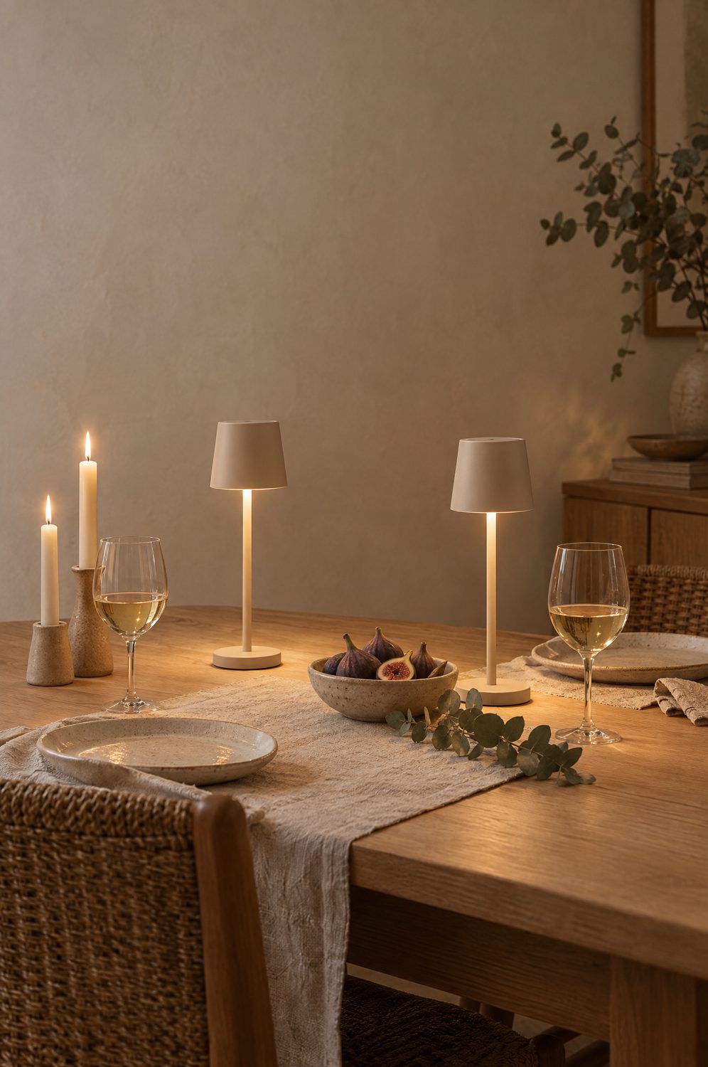 Zwei kabellose Tischlampen in Puderbeige auf einem gedeckten Esstisch